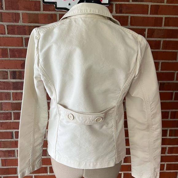Gap size Small cream colored double breast 100% cotton long sleeve jacket. - Picture 4 of 9